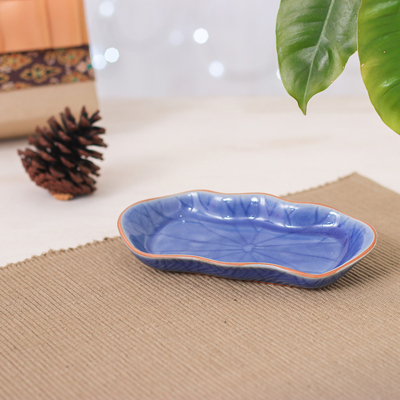 Cuenco de cerámica Celadon, hoja de loto tailandesa en azul' - Cuenco para servir flor de loto de cerámica de celadón azul hecho a mano