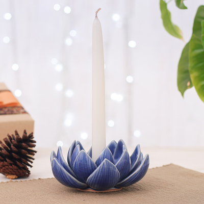 Kerzenhalter aus Celadon-Keramik - Blauer Kerzenhalter aus Celadon-Keramik mit Lotusblumenmotiv