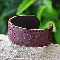 Ledermanschettenarmband, 'Dotted Brown' - Braunes Ledermanschettenarmband mit Punkten, hergestellt in Thailand