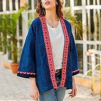 Kimono-Jacke aus Baumwolle, „Hill Flowers“ – Kimono-Jacke aus Baumwolle mit traditionellem Batikmuster und Blumenmuster
