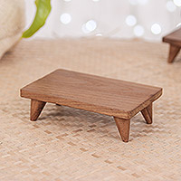 Dekoratives Tablett aus Holz, „Welcome Elegance“ (klein) - Handgeschnitztes minimalistisches dekoratives Tablett aus Teakholz (klein)