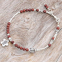 Jaspis-Perlen-Charm-Armband, „Wohlhabende Stärke“ – Zwei-Karat-Jaspis- und Silberperlen-Fisch-Charm-Armband