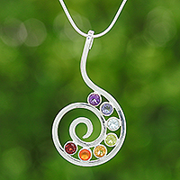 Halskette mit Anhänger aus mehreren Edelsteinen, „Seven Chakra Spiral“ – vom Chakra inspirierte, facettierte Halskette mit Anhänger aus mehreren Edelsteinen