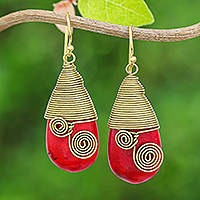 Pendientes colgantes de magnesita y latón, 'Passionate Swirls' - Pendientes colgantes de latón pulido con joyas de magnesita roja