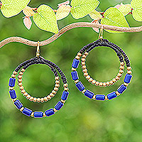 Ohrhänger mit Magnesit-Perlen, „Indigo Glam“ – Doppelte Creolen mit blauen Magnesit- und Messingperlen
