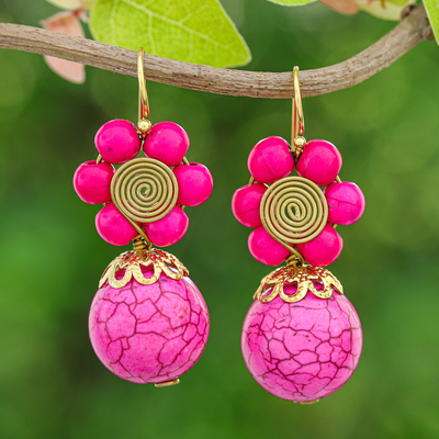 Pendientes colgantes con cuentas de magnesita - Pendientes colgantes florales de magnesita rosa con espirales de latón