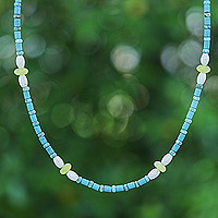 Collar con cuentas de piedras preciosas múltiples, 'Encanto verde' - Collar con cuentas de turquesa recono, cuarzo limón y howlita