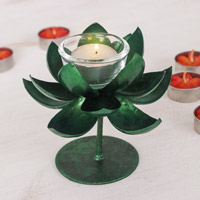 Teelichthalter aus Stahl, „Lotus Benison in Grün“ – handgefertigter lotusförmiger Teelichthalter aus metallisch grünem Stahl