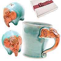 Kuratiertes Geschenkset „Lovely Sages“ – kuratiertes Geschenkset aus knisternder grüner Keramik mit Elefantenmotiv