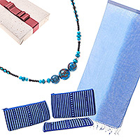 Kuratiertes Geschenkset „Something Blue“ – Kuratiertes Geschenkset mit Halskette, 2 Schals und 3 Kosmetiktaschen