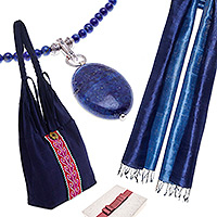 Kuratiertes Geschenkset „Love that Blue“ – Lapislazuli-Halskette, Baumwolltasche, Seidenschal, kuratiertes Geschenkset