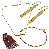 Set de regalo seleccionado, 'Simply Gold' - Set de regalo seleccionado con joyería chapada en oro y detalles en granate