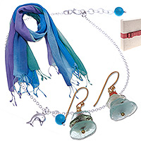 Kuratiertes Geschenkset „Ocean Bound“ – Kuratiertes Geschenkset mit Ohrringen, Fußkettchen und 2 Schals in Blau