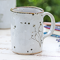 Taza de cerámica, 'Natural Core' - Taza de cerámica craquelada blanca y marrón frondosa hecha a mano