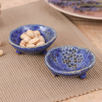 Keramikschalen, „Zen Blue Delights“ (Paar) – Paar handgefertigte florale Keramikschalen in Blautönen