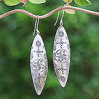 Pendientes colgantes de plata - Pendientes colgantes de plata de la tribu montañesa en forma de hoja de arte popular