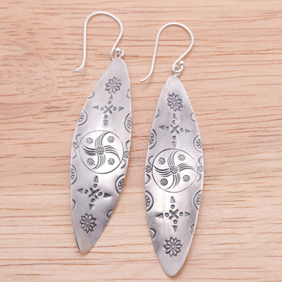 Silberne Ohrhänger – Volkskunst-Ohrringe aus blattförmigem Bergstamm-Silber