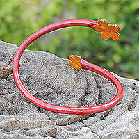 Wickelarmband aus Leder, „Floral Embrace in Red“ – Handgefertigtes Wickelarmband aus Leder in Rot und Orange mit Blumenmuster