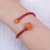 Pulsera cruzada de cuero - Pulsera envolvente de cuero floral rojo y naranja hecha a mano