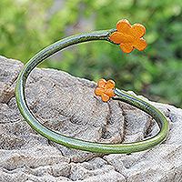 Wickelarmband aus Leder, „Floral Embrace in Green“ – Handgefertigtes Wickelarmband aus grünem und orangefarbenem Leder mit Blumenmuster