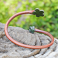 Wickelarmband aus Leder, „Floral Embrace in Brown“ – Handgefertigtes Wickelarmband aus braunem und grünem Leder mit Blumenmuster