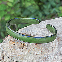 Leder-Manschettenarmband, „Simply Harmonious“ – Handgefertigtes modernes Leder-Manschettenarmband in Grün