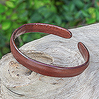 Pulsera de puño de cuero, 'Simply Resilient' - Pulsera de puño de cuero moderna hecha a mano en marrón