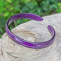 Pulsera de puño de cuero, 'Simply Wise' - Pulsera de puño de cuero moderna hecha a mano en púrpura
