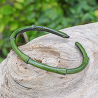 Leder-Manschettenarmband, „Harmonious Bamboo“ – Bambus-inspiriertes, verstellbares grünes Leder-Manschettenarmband