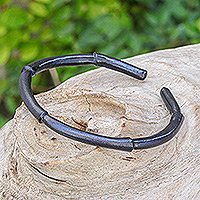 Leder-Manschettenarmband, „Mysterious Bamboo“ – von Bambus inspiriertes, verstellbares schwarzes Leder-Manschettenarmband