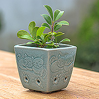 Mini-Blumentopf aus Seladon-Keramik, „Blue Kitty Garden“ – Mini-Übertopf aus Seladon-Keramik mit Katzen- und Blumenmotiv in Blau