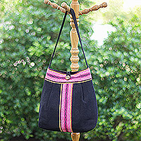 Umhängetasche aus Baumwolle, „Thai Caprice“ – Handgefertigte Umhängetasche aus schwarzer und rosafarbener Baumwolle aus Thailand
