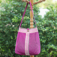 Umhängetasche aus Baumwolle, „Thai Illusion“ – Handgefertigte Umhängetasche aus Baumwolle in Fuchsia und Rosa