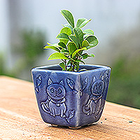 Mini maceta de cerámica Celadon, 'Feline Eden in Blue' - Mini maceta de cerámica azul con acabado agrietado y temática de gato