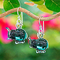 Ohrhänger aus mundgeblasenem Glas, „Teal Elephant Glam“ – Ohrhänger aus mundgeblasenem Glas in Elefantenform in Blaugrün