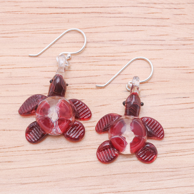 Ohrhänger aus mundgeblasenem Glas - Handgeblasene Schildkröten-Ohrringe aus rotem Glas aus Thailand