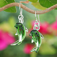 Pendientes colgantes de vidrio soplado a mano, 'Dolphin Vitality' - Pendientes colgantes de vidrio en forma de delfín soplados a mano en verde