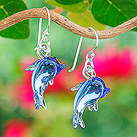 Pendientes colgantes de vidrio soplado a mano, 'Dolphin Magic' - Pendientes colgantes de vidrio en forma de delfín soplados a mano en azul