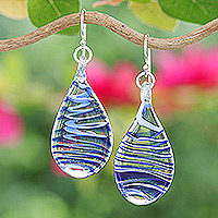 Ohrhänger aus mundgeblasenem Glas, „Azure Ovate Leaf“ – Ohrhänger aus mundgeblasenem Glas mit azurblauen Spiralen