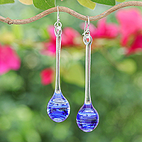 Ohrhänger aus mundgeblasenem Glas, 'Blue Pendulum' - Ohrhänger aus mundgeblasenem, abstraktem, klarem und blauem Glas