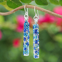 Ohrhänger aus mundgeblasenem Glas, „Blue Stick“ – Moderne baumelnde Ohrringe aus mundgeblasenem Glas in Blautönen