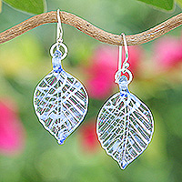 Ohrhänger aus mundgeblasenem Glas, „Heavenly Foliage“ – Ohrhänger aus mundgeblasenem, gestreiftem, blauem und klarem Glasblatt