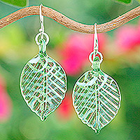 Ohrhänger aus mundgeblasenem Glas, „Harmonious Foliage“ – Ohrhänger aus mundgeblasenem, gestreiftem grünem und klarem Glasblatt