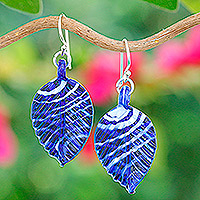 Ohrhänger aus mundgeblasenem Glas, „Foliage in Blue“ – Ohrhänger aus mundgeblasenem, blattförmigem, gestreiftem blauem Glas