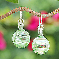 Ohrhänger aus mundgeblasenem Glas, „Green Ball“ – Ohrhänger aus mundgeblasenem Glas mit grünen und weißen Spiralen