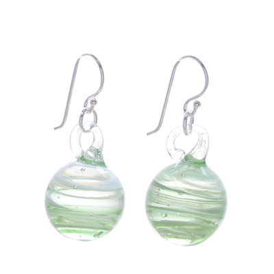 Ohrhänger aus mundgeblasenem Glas - Ohrhänger aus mundgeblasenem Glas mit grünen und weißen Spiralen