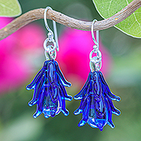 Ohrhänger aus mundgeblasenem Glas, „Königsblauer Baum“ – Baum-inspirierte Ohrhänger aus mundgeblasenem Glas in Königsblau