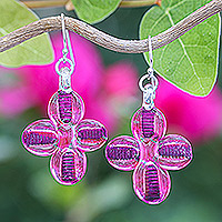 Ohrhänger aus mundgeblasenem Glas, „Vibrant Blossoms“ – Blumenohrringe aus mundgeblasenem Glas in Rosa mit silbernen Haken