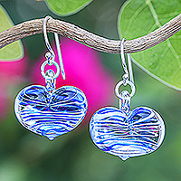 Ohrhänger aus mundgeblasenem Glas, „Loving Blue“ – Herz-Ohrringe aus mundgeblasenem Glas in Blau und Weiß