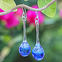 Ohrhänger aus mundgeblasenem Glas, „Petite Blue Pendulum“ – baumelnde Ohrringe aus mundgeblasenem Glas in Blau, Weiß und Klar